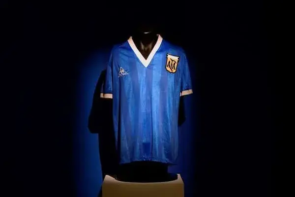 Cifra récord: se subastó la camiseta que usó Maradona contra Inglaterra en 1986