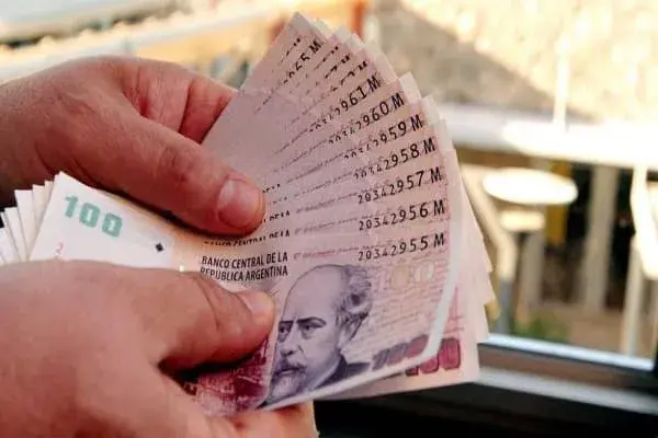 El salario promedio en dólares de los argentinos cayó 44,3% desde 2015