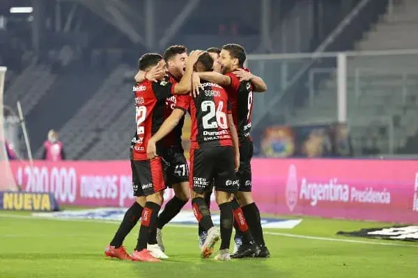 Newell's ganó en Córdoba y alcanzó la punta