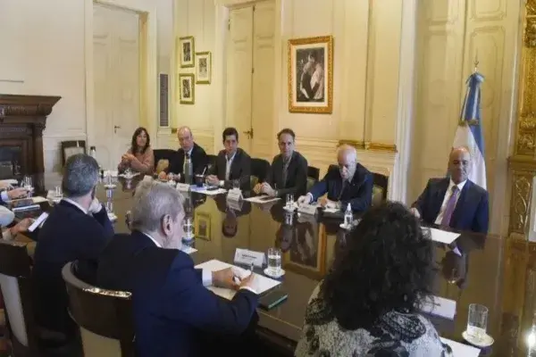 Vuelve a reunirse el gabinete, en medio de la interna y la disparada del dólar
