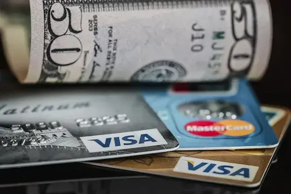 Cepo al dolar: prohíben pago en cuotas para compras en el exterior con sistema puerta a puerta
