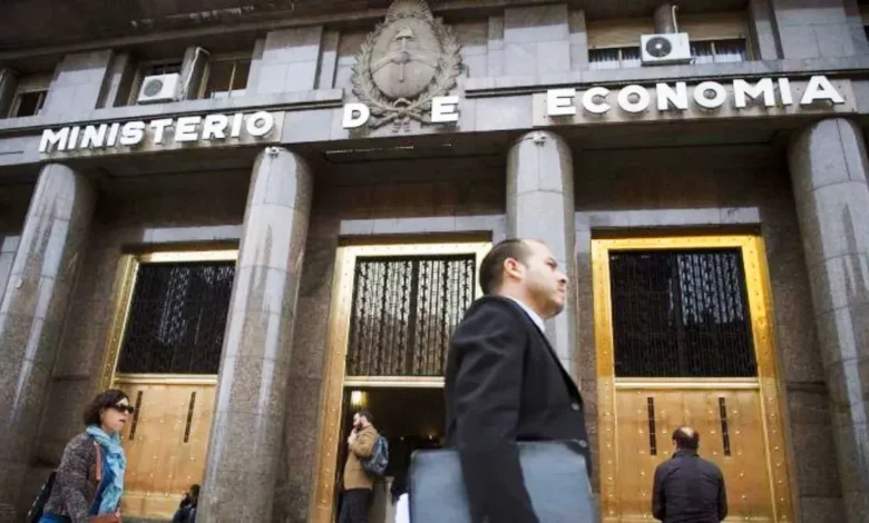 El déficit fiscal subió fuerte en junio