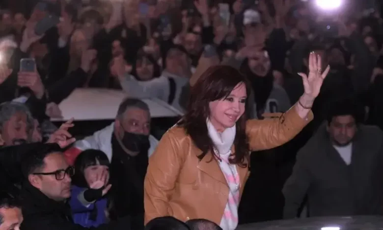 Militantes volvieron a la casa de CFK y la Ciudad denunció incumplimiento del acuerdo