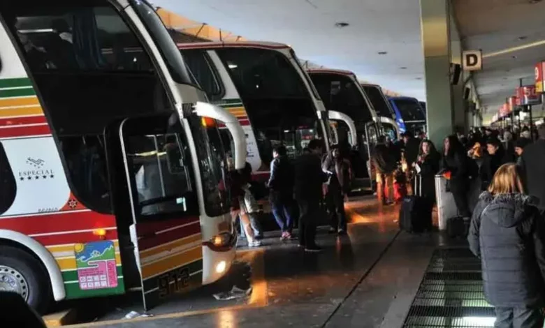 Jubilados: cómo acceder al descuento de ANSES en trenes y micros