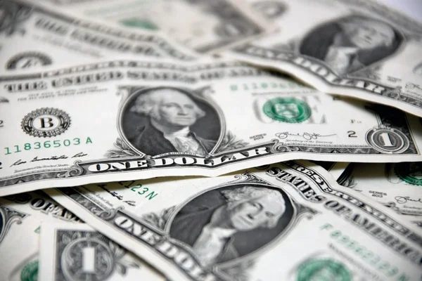 El paralelo cerró su segundo mes consecutivo en baja. Perdió $3 respecto de agosto.