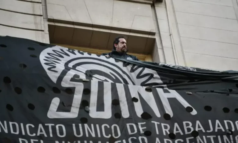 El sindicato del neumático declaró un paro y tomó un piso del Ministerio de Trabajo