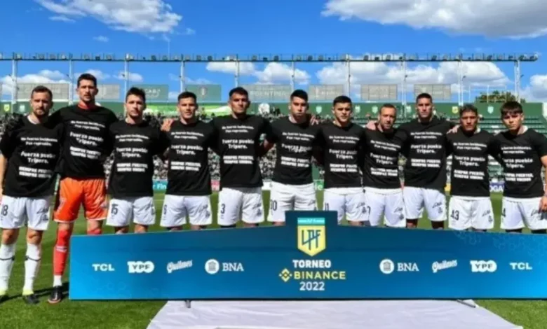 "No fueron incidentes, fue represión": la remera de los jugadores de Gimnasia