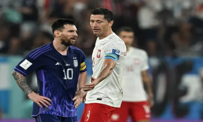 Tenso cruce entre Messi y Lewandowski