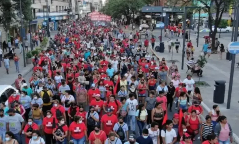 Organizaciones sociales protestan frente a supermercados en todo el pais