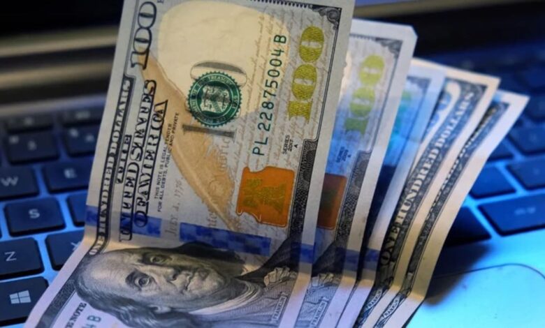 El dólar blue siguió en baja y cerró en $312