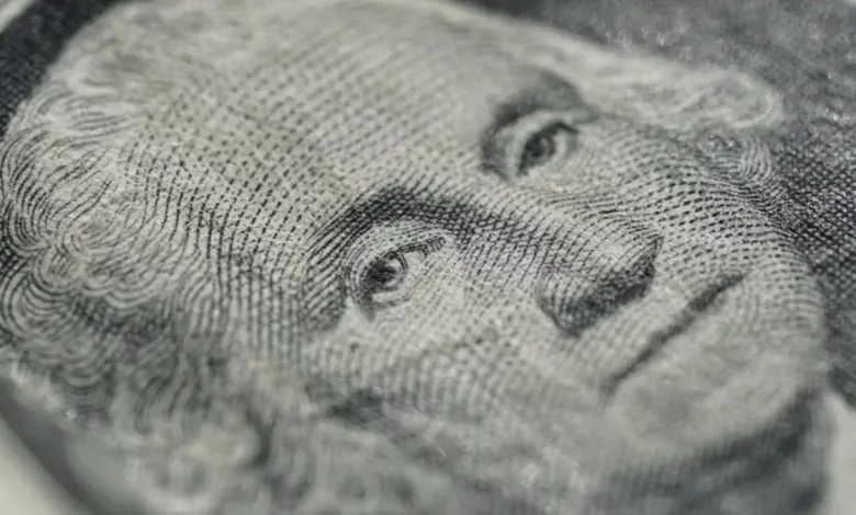 El dólar opera a $382 en el mercado paralelo