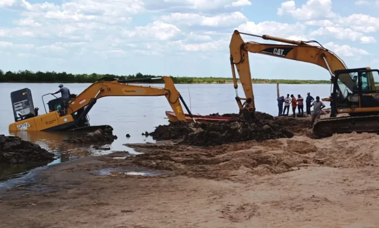 Cayó al río una retroexcavadora del Municipio en la playa pública