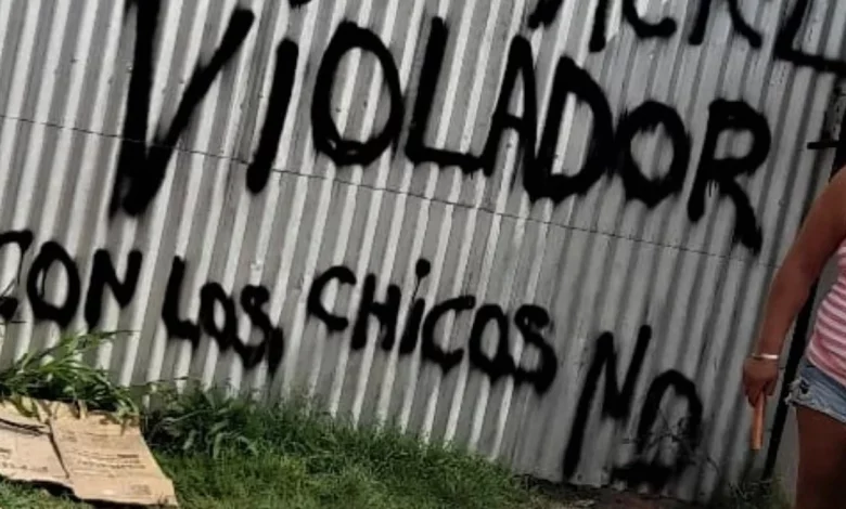 Familiares de las víctimas manifestaron en el domicilio del denunciado. Foto: La Opinión.