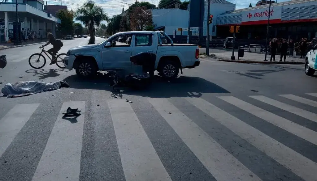 Persecución policial en San Nicolás termina en tragedia: motociclista fallece en impactante accidente