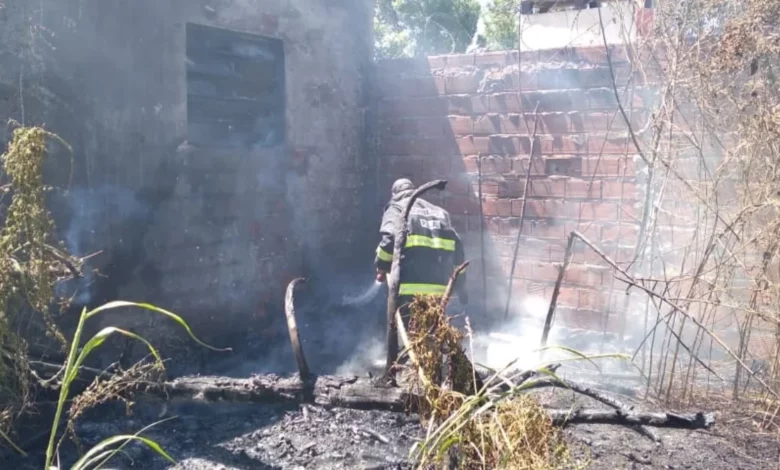 El personal policial y de Bomberos trabajando arduamente para controlar el incendio en una vivienda precaria