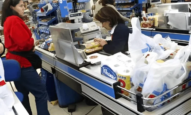 Encuesta revela que más de la mitad de los argentinos financian comida y medicamentos debido a la presión inflacionaria