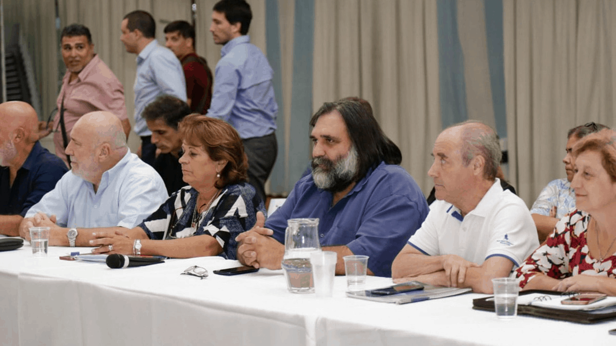 Gremios docentes bonaerenses exigen urgente actualización salarial y protección contra la violencia