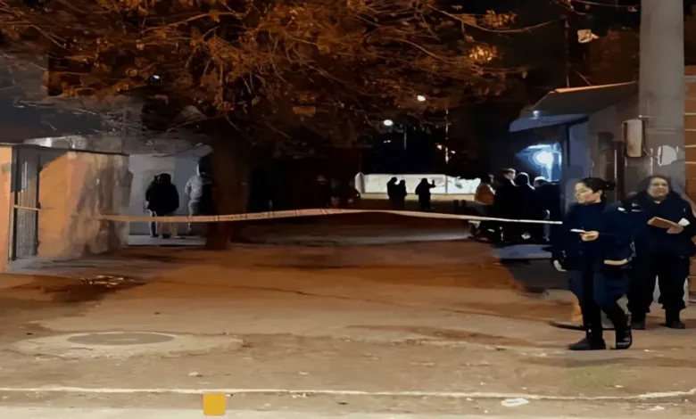 Un tiroteo mortal sacude Barrio Cooperación de San Nicolás. Un hombre de 24 años fue asesinado a tiros durante una discusión económica. Detenido el presunto agresor. Detalles impactantes