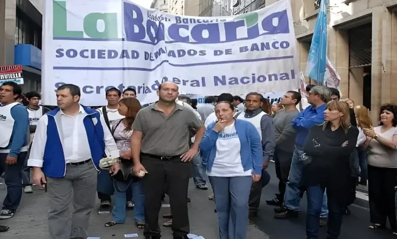 La Paritaria 2023 logra un importante acuerdo: empleados bancarios obtienen aumento del 66%.