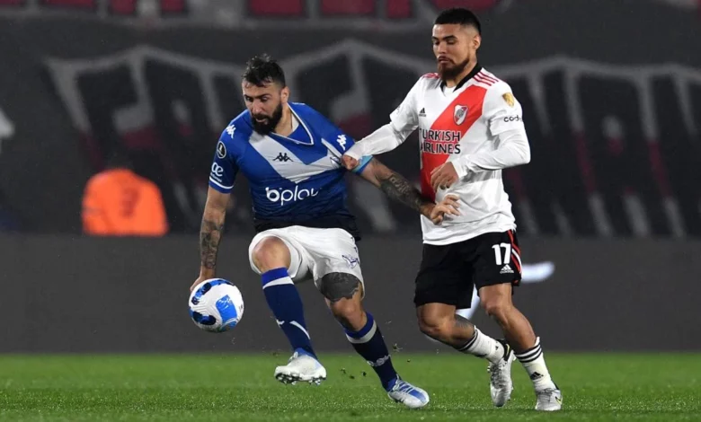River y Vélez igualan 2-2 en un encuentro lleno de emociones. River se adelanta dos veces, pero Vélez logra empatar.