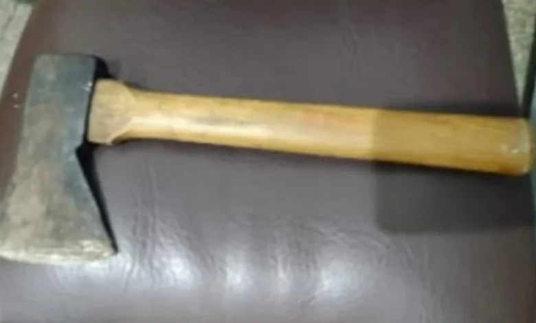 La Policía Local de Buenos Aires detuvo a un hombre de 45 años que amenazaba con un hacha a dos personas en una intersección. Se inician actuaciones legales.
