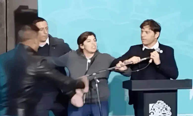 Un incidente en el acto del gobernador Axel Kicillof destaca la preocupación por la seguridad. Una mujer interrumpe el evento y menciona el intento de atentado contra la vicepresidenta.