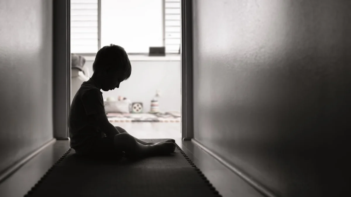 Una comunidad consternada se une en solidaridad, exigiendo justicia y protección tras el abuso sexual perpetrado delante de un niño.