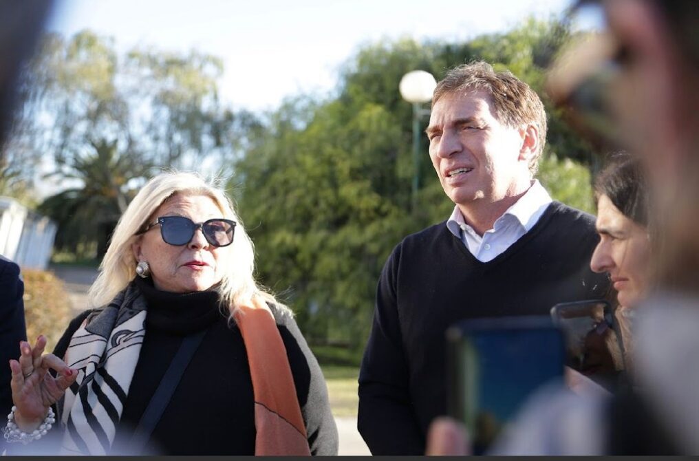 Lilita Carrió expresa su claro respaldo a Diego Santilli como próximo gobernador de Buenos Aires, durante su recorrido por Azul y Olavarría. Acompañados por Rodríguez Larreta y Galli, continúan la gira por el interior.