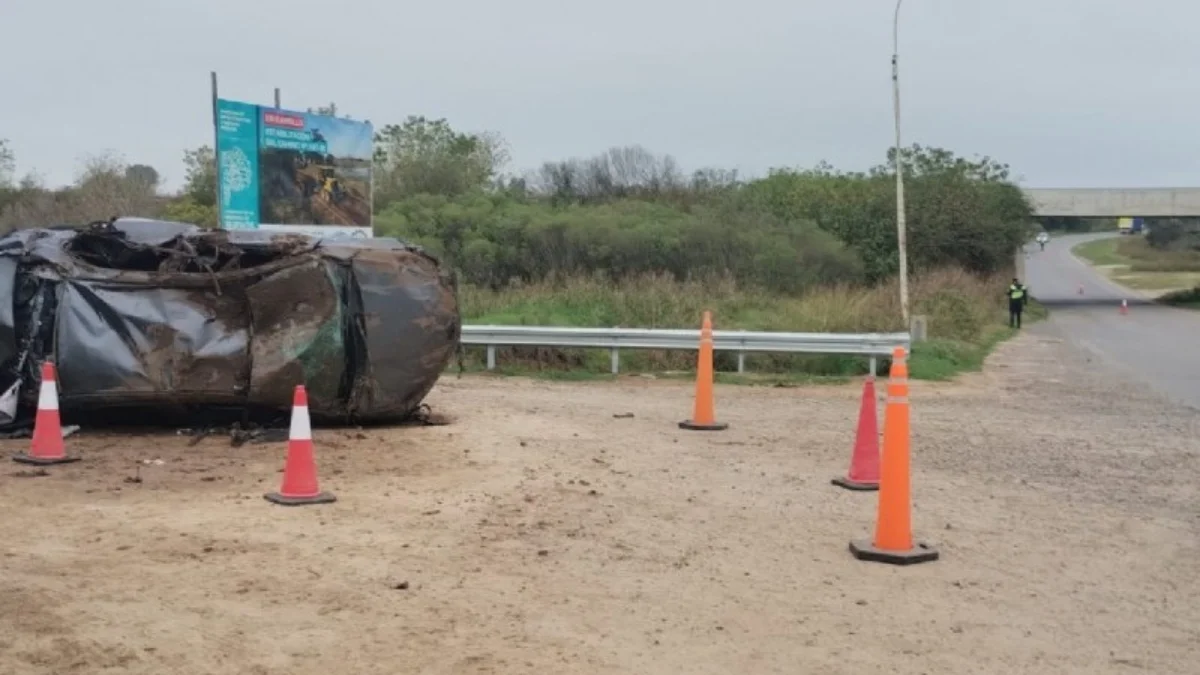Un Toyota Corolla volcado en el cruce de la Ruta 51 y 1001, tras un accidente que dejó dos personas heridas.