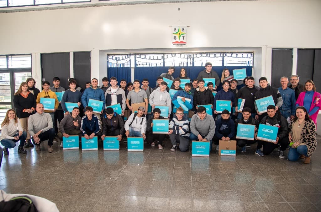 entrega de netbooks en Escuela Técnica Nº 3 de San Nicolás