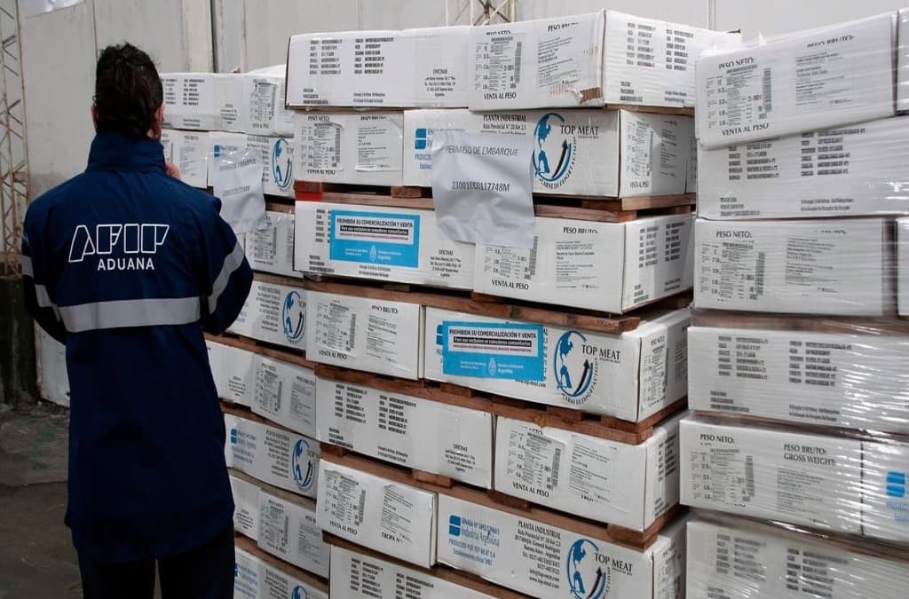 El gobierno decomiso 430 toneladas de carne vacuna apócrifa en un decomiso histórico. La Secretaría de Agricultura y la Aduana toman acciones
