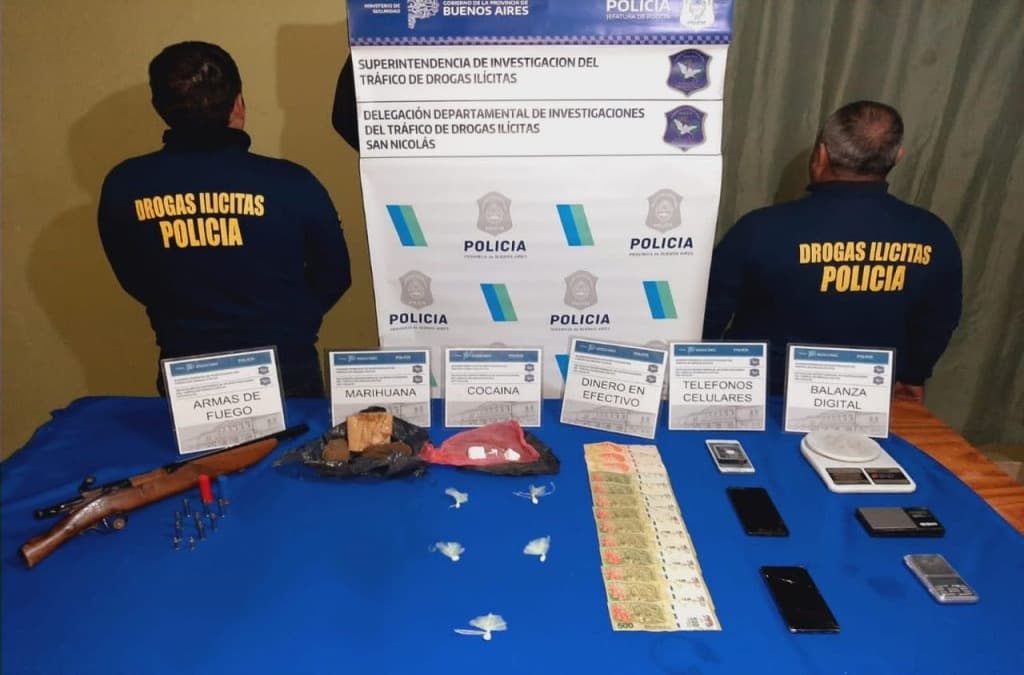 Operativo policial llevado a cabo en el barrio del Carmen logró desmantelar un punto de venta de drogas y rescatar aves exóticas