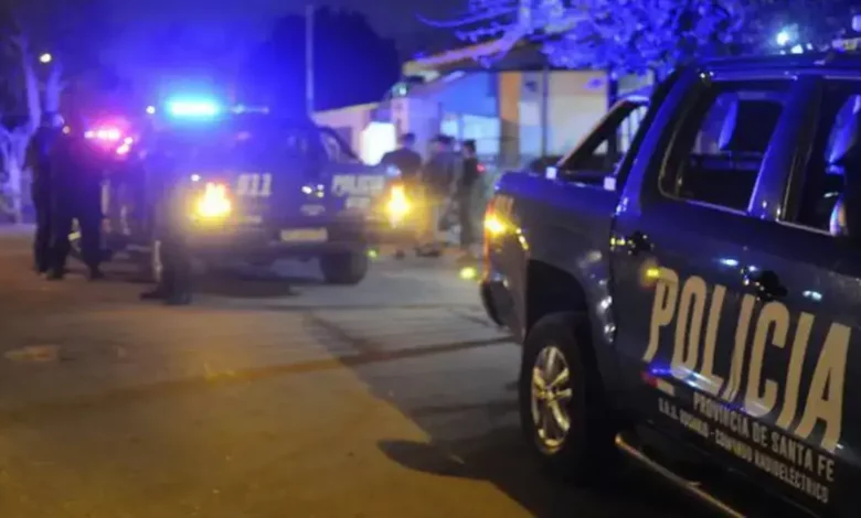 En un preocupante suceso en Rosario, sicarios en motocicleta perpetraron un acribillamiento que dejó un hombre muerto y dos mujeres heridas. La ciudad se ve sacudida por una escalada de violencia