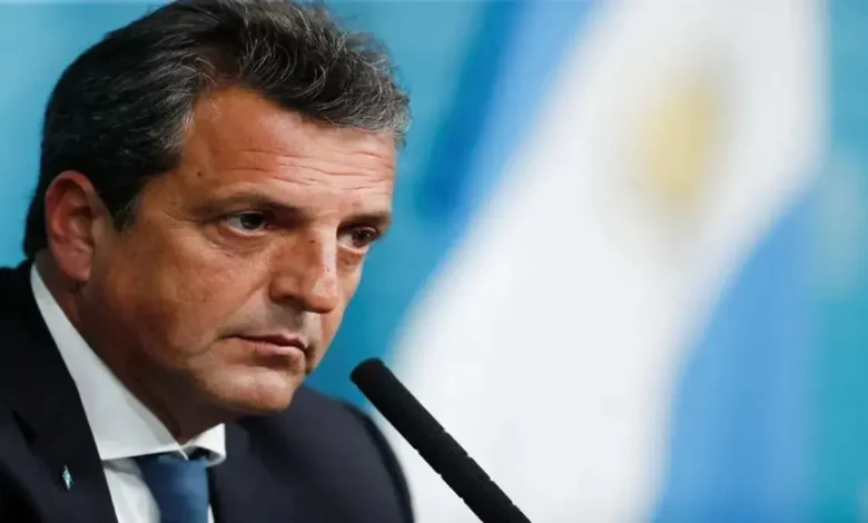 El ministro de Economía de Argentina, Sergio Massa, se reúne con Dilma Rousseff del Nuevo Banco de Desarrollo en busca de apoyo financiero para respaldar exportaciones y evitar pagos en dólares.